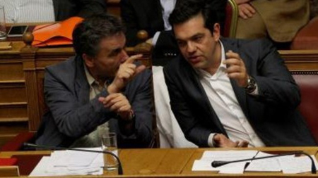 Thủ tướng Hy Lạp Alexis Tsipras (phải) và Bộ trưởng Tài chính Euclid Tsakalotos tại một phiên họp Quốc hội ở thủ đô Athens.
